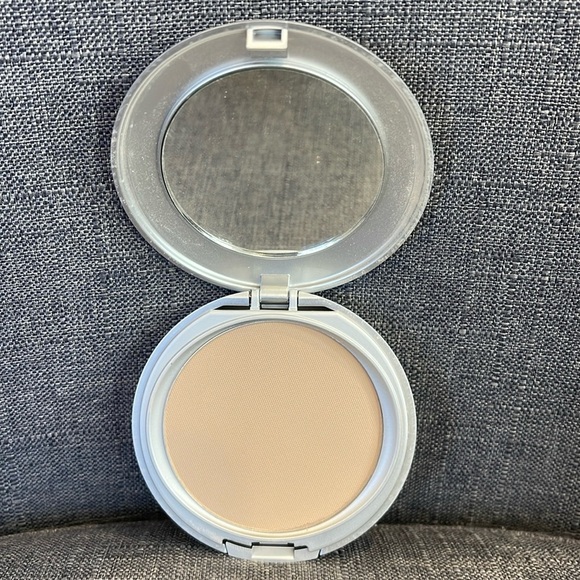 Oil Free & Fragrance Free Pressed Powder “Matte Beige” - Picture 1 of 3